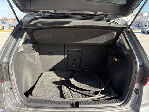 Certified 2022 Volkswagen Taos SE image 11