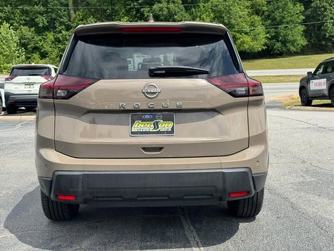 Certified 2025 Nissan Rogue SV FWD image 4