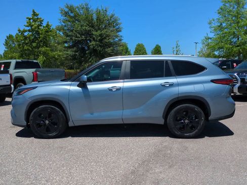Used 2023 Toyota Highlander XLE FWD image 3