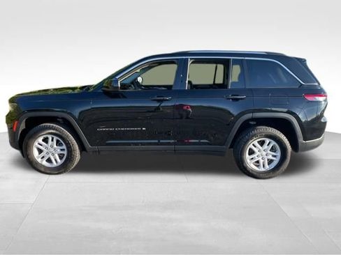 Used 2023 Jeep Grand Cherokee Laredo image 4