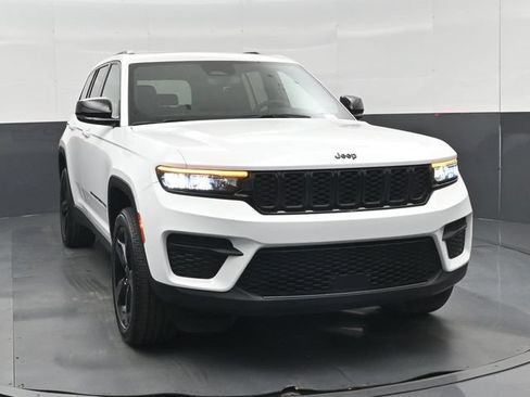 Used 2024 Jeep Grand Cherokee Altitude AWD/4WD image 36