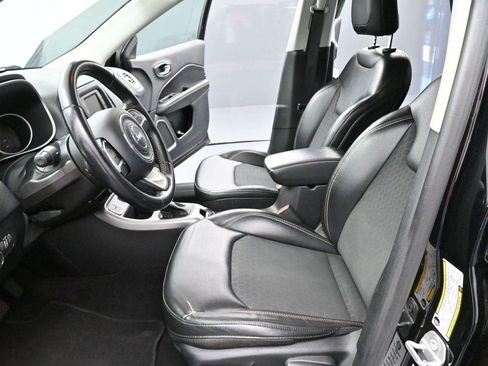 Used 2018 Jeep Compass Latitude FWD image 12