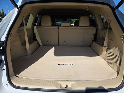 Used 2018 Toyota Highlander XLE w/ Carpet Mat Package (TMS) FWD image 34