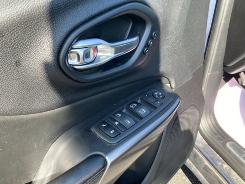 Used 2019 Jeep Cherokee Limited AWD/4WD image 16