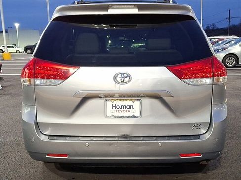 Used 2014 Toyota Sienna XLE image 6