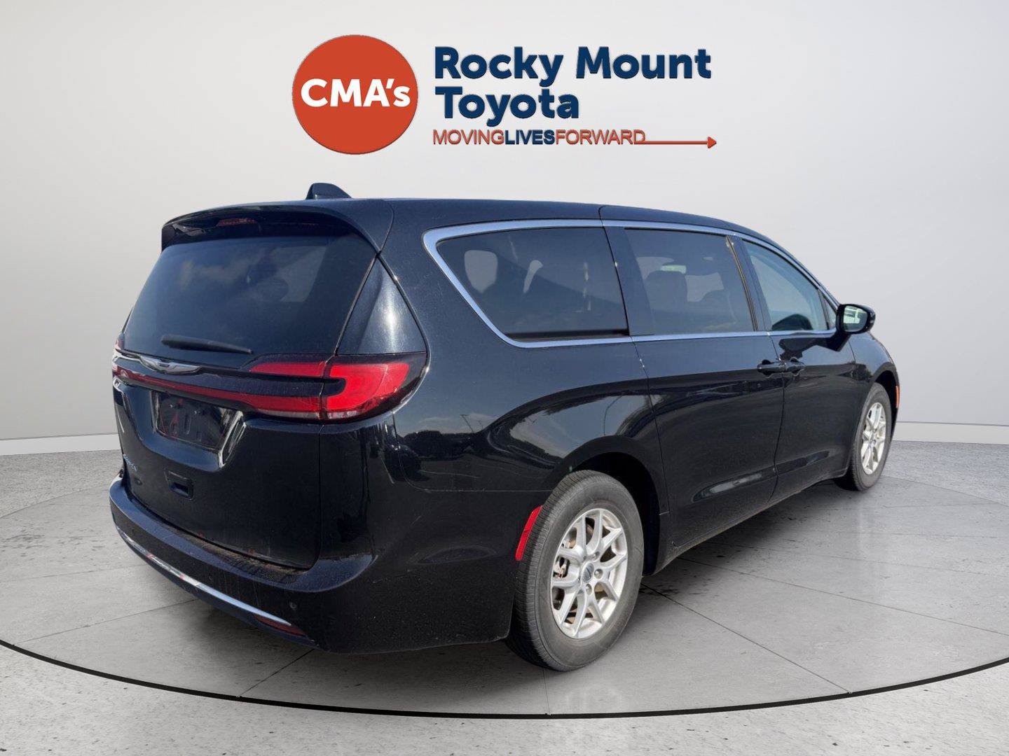 Used 2024 Chrysler Pacifica Touring-L FWD image 5