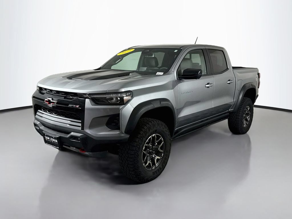 Used 2025 Chevrolet Colorado ZR2 w/ Technology Package AWD/4WD image 3