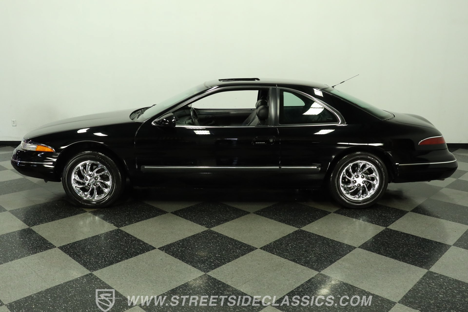 Used 1996 Lincoln Mark VIII RWD image 2