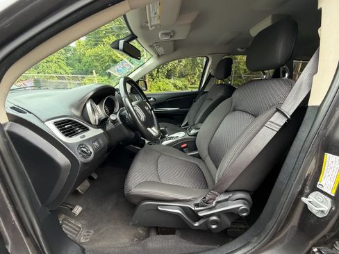 Used 2019 Dodge Journey SE w/ Connectivity Group FWD image 17