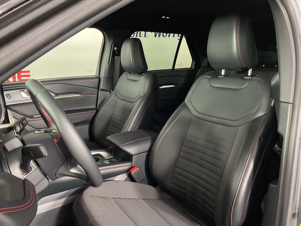 Used 2025 Ford Explorer ST-Line w/ Premium Package RWD image 13