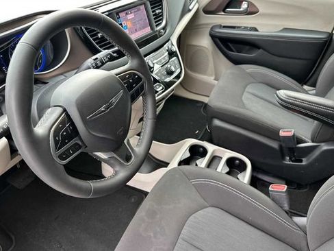 Used 2024 Chrysler Voyager LX image 4