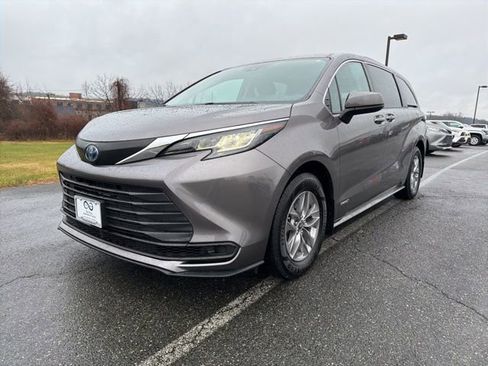 Used 2021 Toyota Sienna LE image 4