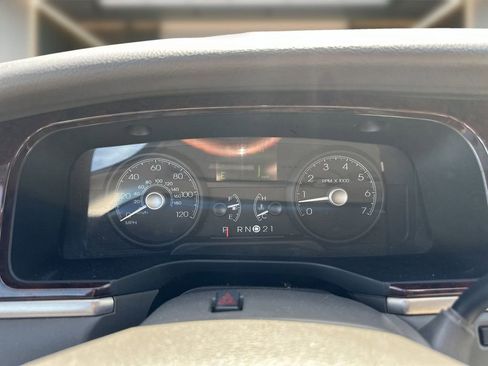 Used 2011 Lincoln Town Car Signature Limited RWD image 20