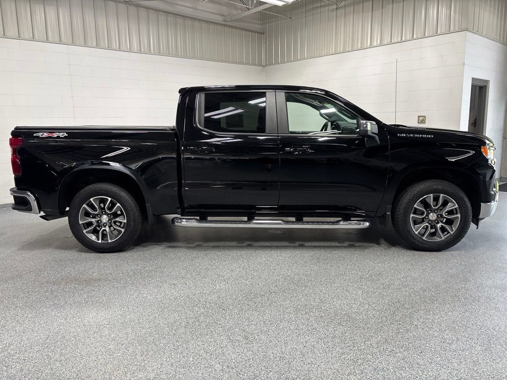 Used 2024 Chevrolet Silverado 1500 LT AWD/4WD image 8