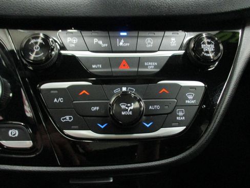 Used 2020 Chrysler Pacifica Touring-L Plus image 29