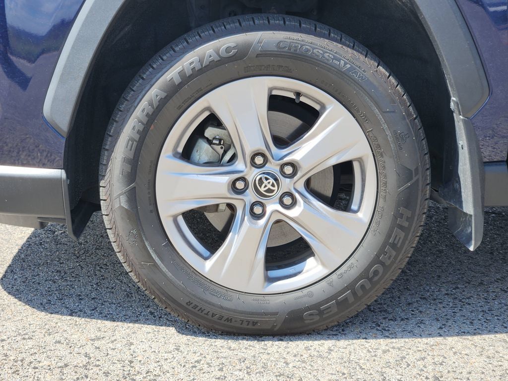 Used 2022 Toyota RAV4 XLE w/ Convenience Package FWD image 8