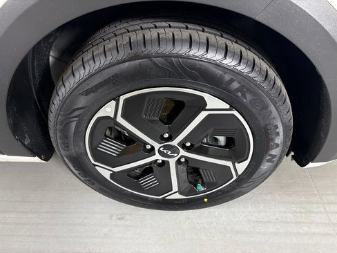 Used 2024 Kia Niro EX FWD image 11