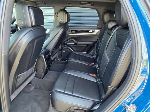 Used 2025 Porsche Cayenne w/ Premium Package AWD/4WD image 11