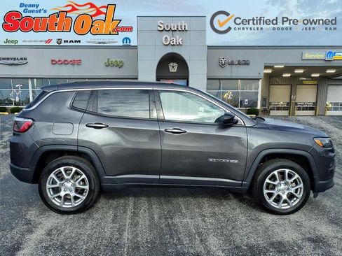 Used 2022 Jeep Compass Latitude w/ Sun and Sound Group AWD/4WD image 2