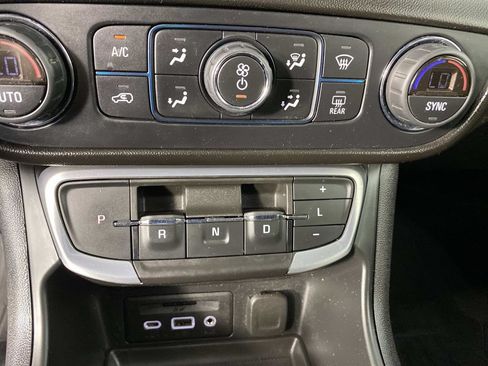 Used 2022 GMC Terrain SLT w/ Infotainment Package II AWD/4WD image 22
