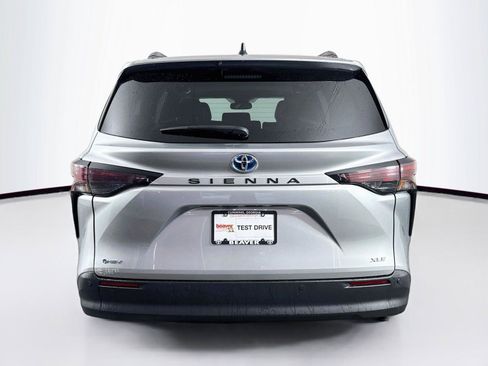 Certified 2025 Toyota Sienna XLE FWD image 12