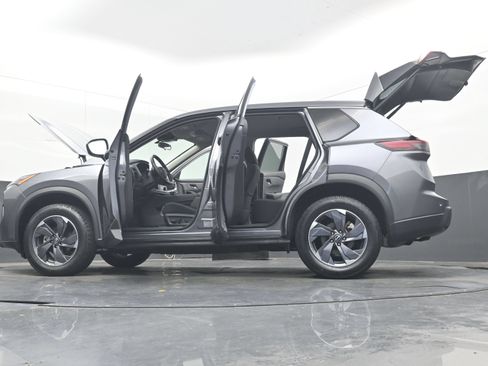 Used 2025 Nissan Rogue SV FWD image 40