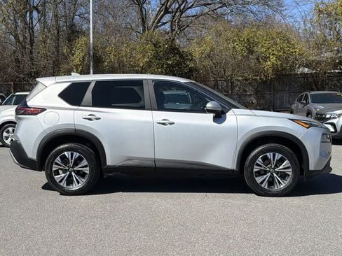 Used 2023 Nissan Rogue SV image 2