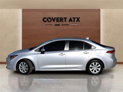 Used 2021 Toyota Corolla LE image 2