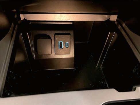 Certified 2022 Ford Explorer XLT w/ Equipment Group 202A image 32