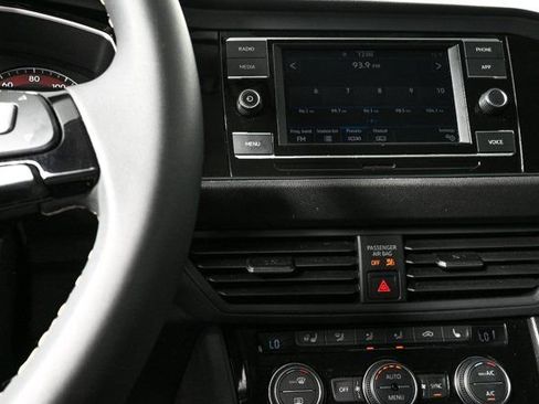 Used 2021 Volkswagen Jetta SE image 12