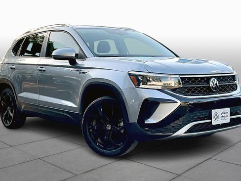 Certified 2023 Volkswagen Taos SE w/ Panoramic Sunroof Package image 2