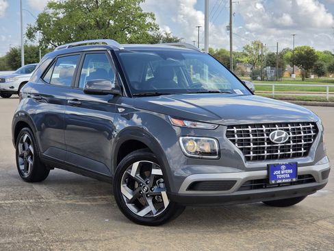 Used 2026 Hyundai Venue SEL FWD image 2