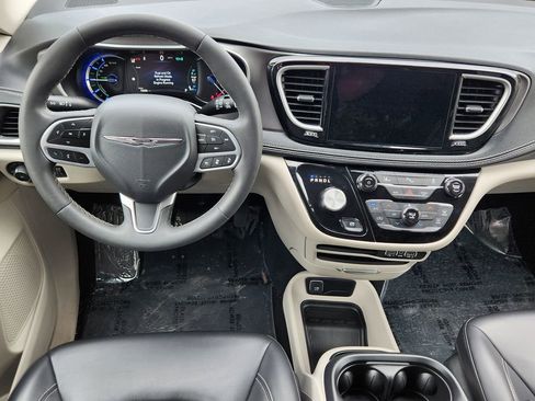 Used 2024 Chrysler Pacifica Limited FWD image 3