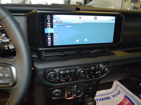Used 2025 Jeep Gladiator Sport AWD/4WD image 19