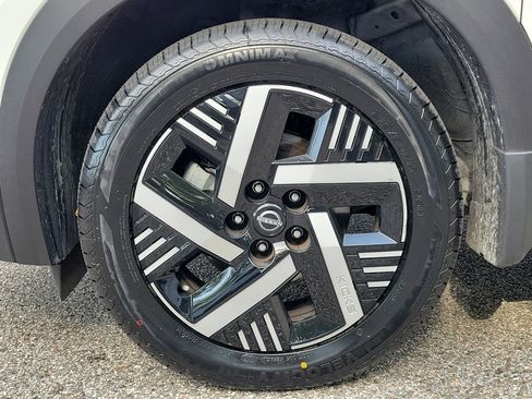 Certified 2025 Nissan Kicks SV FWD image 10