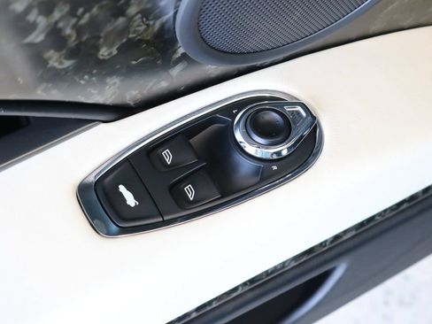 Used 2019 Aston Martin DB11 Volante RWD image 22