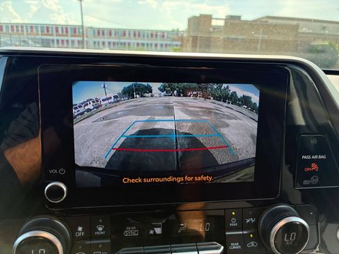 Used 2025 Toyota Highlander LE FWD image 21
