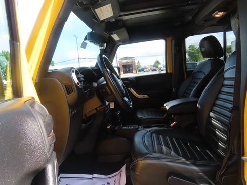 Used 2015 Jeep Wrangler Unlimited Rubicon w/ Connectivity Group AWD/4WD image 21