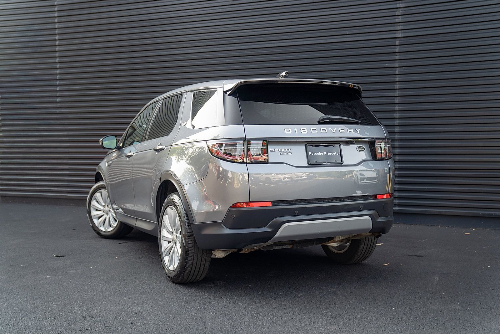 Used 2020 Land Rover Discovery Sport SE AWD/4WD image 3