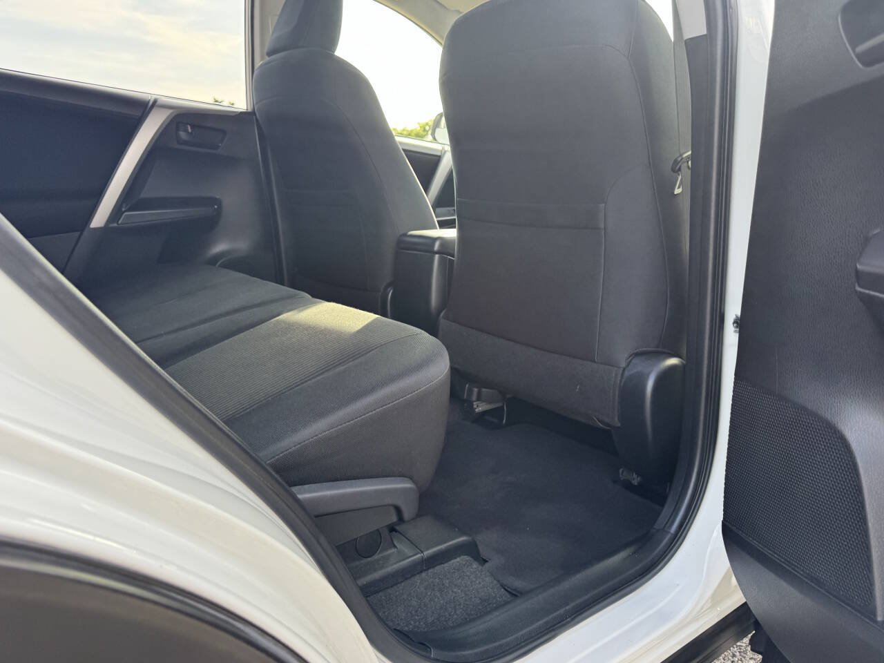 Used 2016 Toyota RAV4 LE AWD/4WD image 32