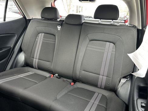 Used 2022 Hyundai Venue SEL FWD image 16