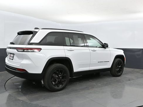 Used 2025 Jeep Grand Cherokee Altitude AWD/4WD image 4
