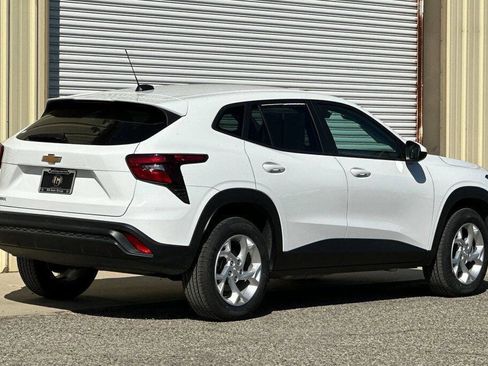 Used 2024 Chevrolet Trax LS w/ LS Convenience Package image 6