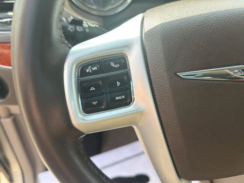 Used 2016 Chrysler Town & Country Touring FWD image 20