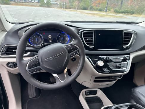 Used 2024 Chrysler Pacifica Touring-L image 9