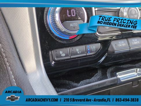 Used 2023 GMC Yukon XL Denali AWD/4WD image 24