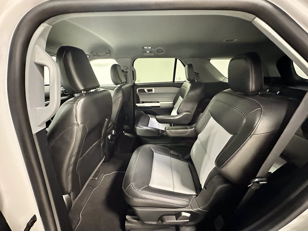 Used 2022 Ford Explorer XLT w/ Equipment Group 202A AWD/4WD image 18