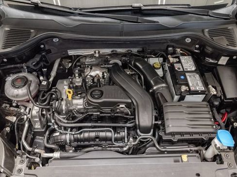 Used 2022 Volkswagen Taos SE FWD image 3
