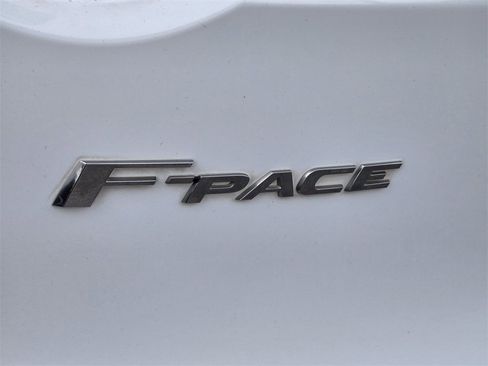 Used 2017 Jaguar F-PACE R-Sport image 9