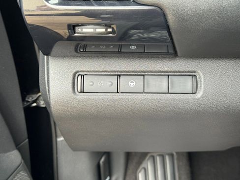 Used 2024 Nissan Pathfinder SV FWD image 16